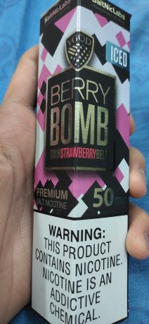 nkh-shbh-gdydh-vgod-berry-bomb-strawberry-sour-ice-50mg-50-nykotyn-big-1